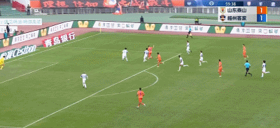 😓梅州形势危急！程月磊“黄油手”失误 山东泰山2-1再度领先